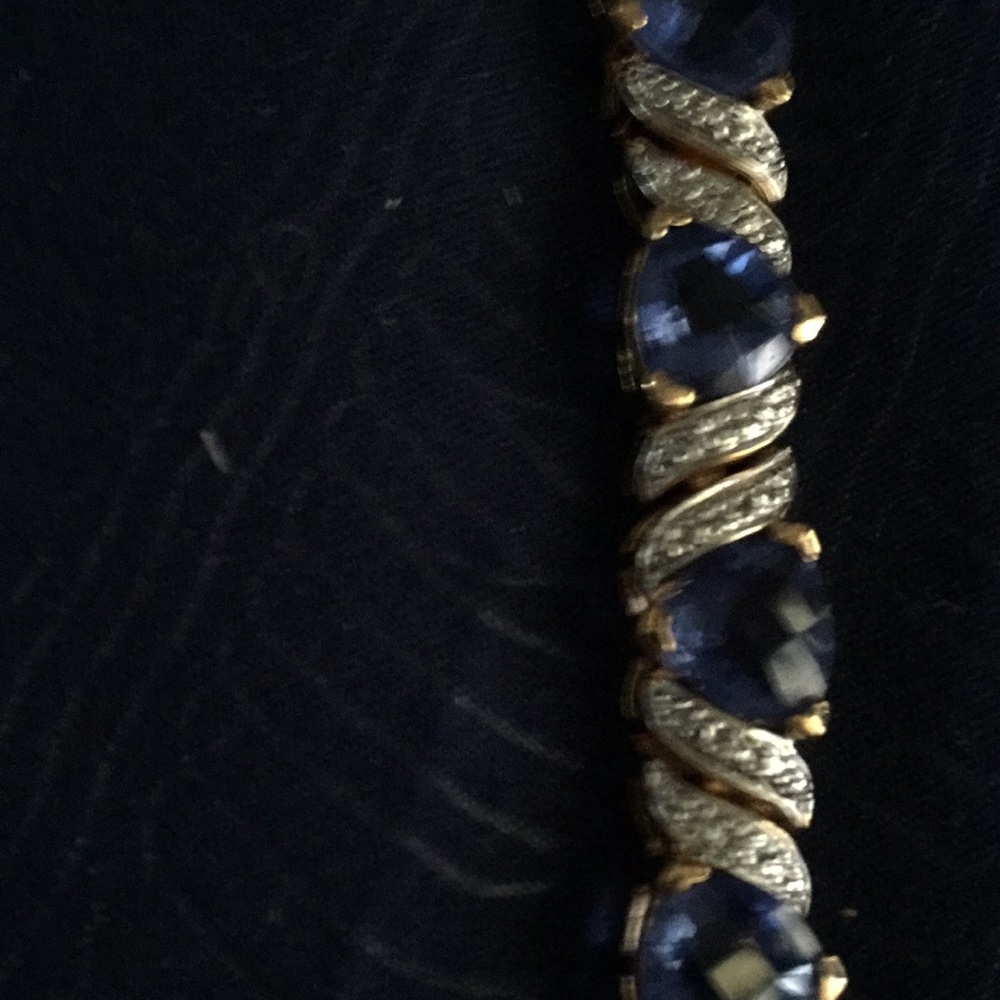 A gorgeous gold bracelet set with sapphiresà